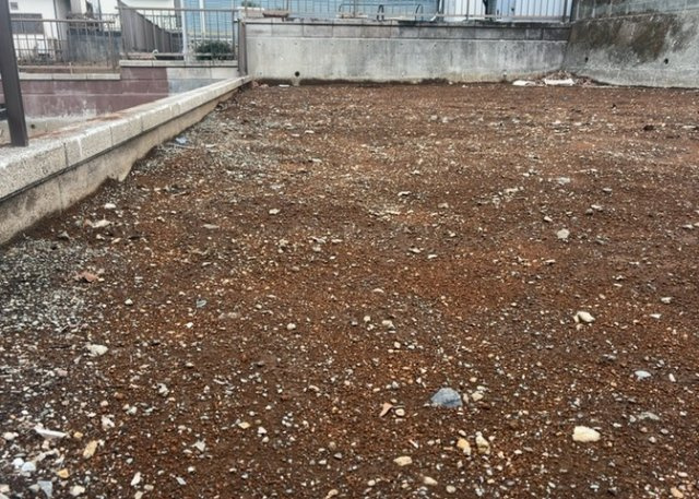 家を建てる前提で土地を探している場合、地盤の丈夫さは譲れない条件の一つです。地盤が脆弱だと追加工事が必要となります。また、過去に地盤沈下や液状化現象を起こした土地は、できるだけ避けた方がいいでしょう。