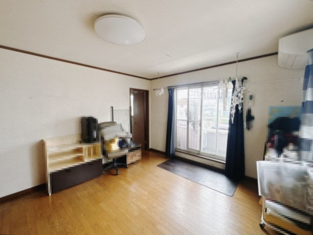 ■洋室｜2階洋室には大きな窓をご用意しています。日中はあたたかな日差し差し込み自分時間も充実できますね＾＾