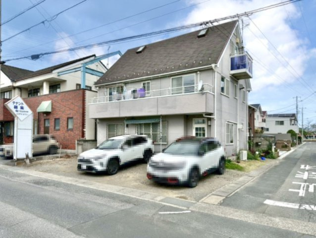 ■外観｜周囲の見渡しが良く、車の出入りの際も安全確認がしやすいため、小さなお子様がいるご家庭でも安心です。