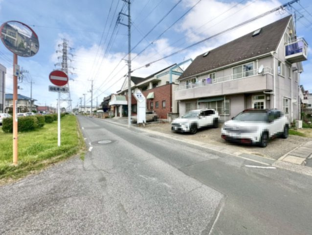 ■外観｜道路幅にゆとりがあることで駐車もしやすく、来客時や複数台利用の際にもストレスを感じにくいのが魅力の一つです♪