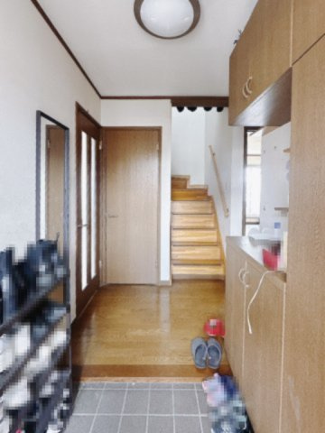 ■玄関｜ご家族の靴がたくさんしまえる下駄箱付き。お子様の靴がこれから増えても安心な大きさです。