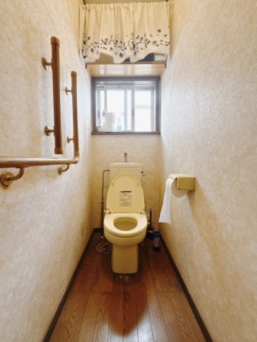 ■トイレ｜自然光が入る落ち着いた空間です。トイレには窓がついていますので常に換気をすることができ清潔を保てます。ついつい長居してしまいますね♪