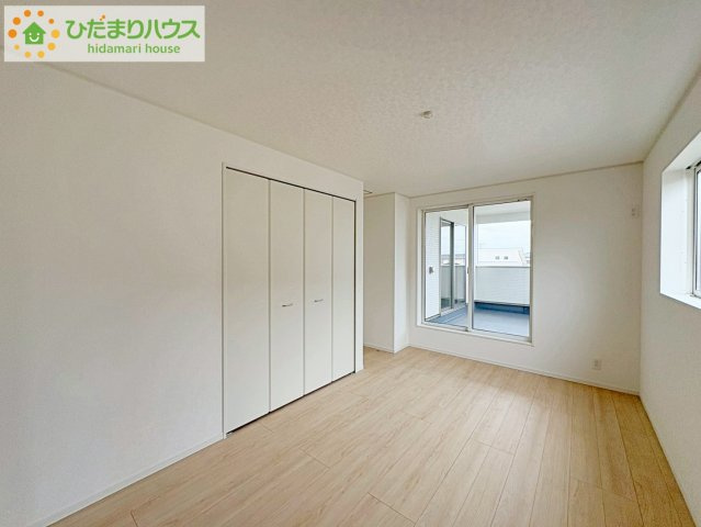 バルコニーに面していて、たっぷり光りの入る明るい主寝室です！
