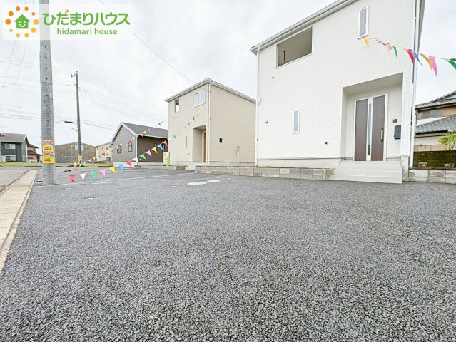 ゆったりとしたカースペースで、ファミリーカーや軽自動車もラクラク駐車出来ますね♪
