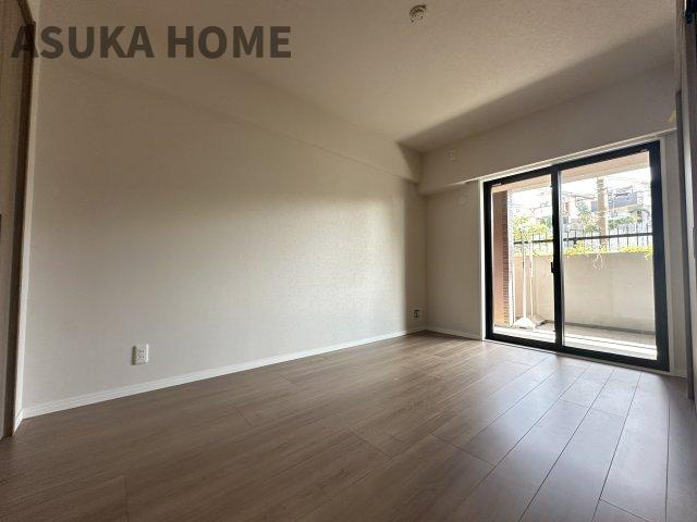 大きな窓からたっぷりの日差しが降り注ぐ明るい室内です。目覚めの良い朝を迎えられそうですね。