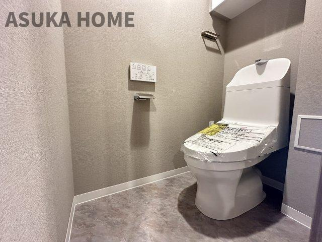 新規交換済！温水洗浄便座のトイレ設備です。トイレ上部にはあると便利な吊戸棚を設置！