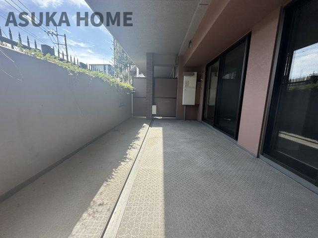 南東向きで陽当りの良い広いバルコニーは、風通りも良く洗濯物の渇きも早く家事の時短にもなりますよ。