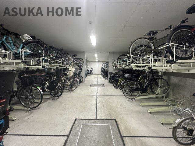 雨や日差しから大切な自転車を守る室内駐輪場。愛車の劣化を防ぎ、雨の日でも快適に出し入れできます。