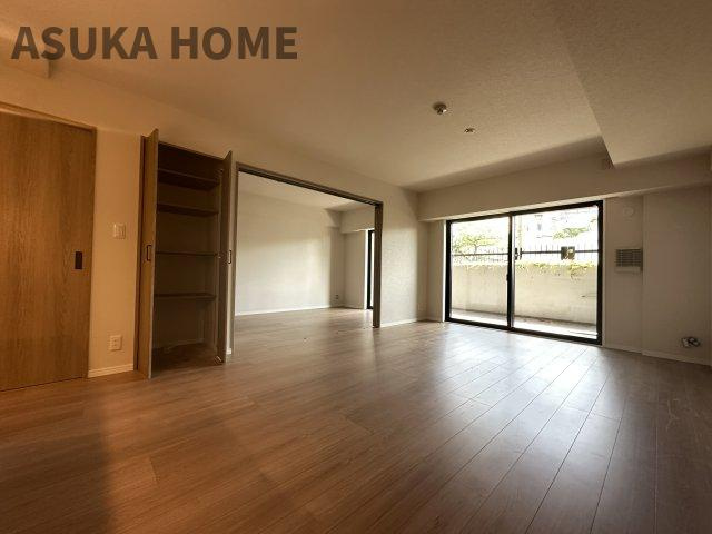 LDKと隣接した洋室は、リビングを広く使う事もできるので汎用性が高い間取りになってます。