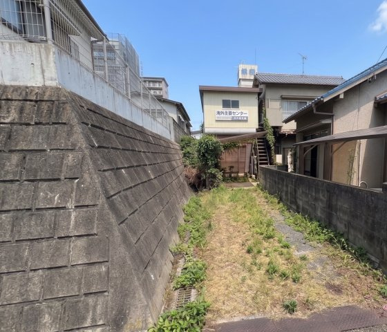 敷地の形状や奥行きをよりイメージしやすい一枚。旗竿地ならではのプライベート性を確保しながら、ご家族のライフスタイルに合わせた住まいづくりをご検討いただけます。周辺は静かな住宅街で住環境も良好。