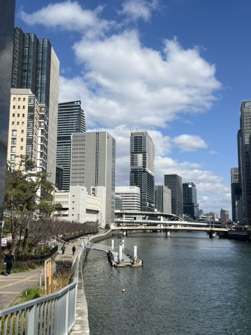 周辺には川を望みながら楽しめる散歩道がございます。
