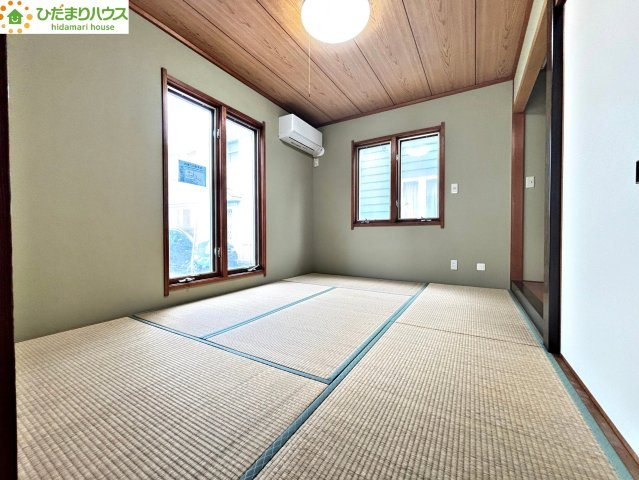 リビング近くにある、ゴロゴロと寝転がってくつろげる心地よい畳の部屋です！2つの窓から心地よい風と光が入り込むため、お昼寝スペースとしてはもちろん、お子様が安全に遊べるプレイルームにも最適です♪