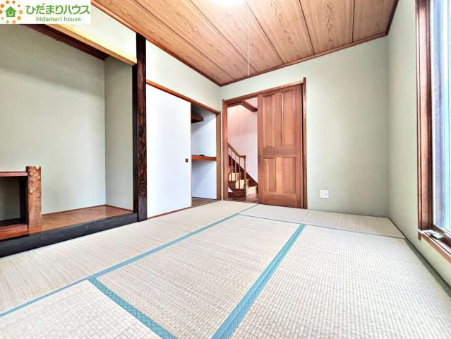 木の温もりを感じる天井と畳の香りに包まれて、ホッと一息つける和の空間です！引き戸を開放すればホールと一体の開放感のある広い空間に、用途に合わせてフレキシブルにレイアウトを変更できます！