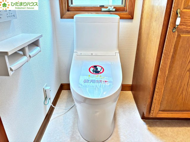 収納棚がしっかり完備されたゆとりあるトイレがです！窓から優しい自然光が入り込み、しっかり換気も行える清潔感のあるトイレです！ホワイトを基調とした内装壁なので、お好みの小物を飾ってアレンジも楽しめます♪
