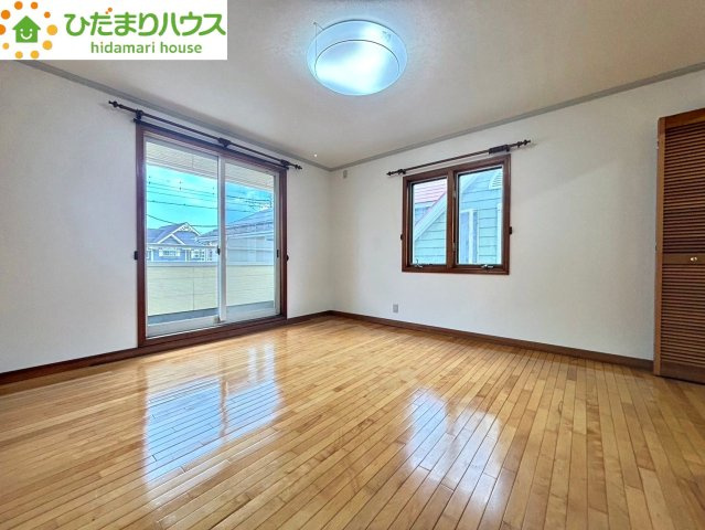 バルコニーへ直接出入りができる、2面採光の明るく広々とした洋室です！大きなベッドを配置してもスペースにゆとりがあるため、ゆったりとした寝室を作ることができます。心地よい光とともに朝を迎えられます♪