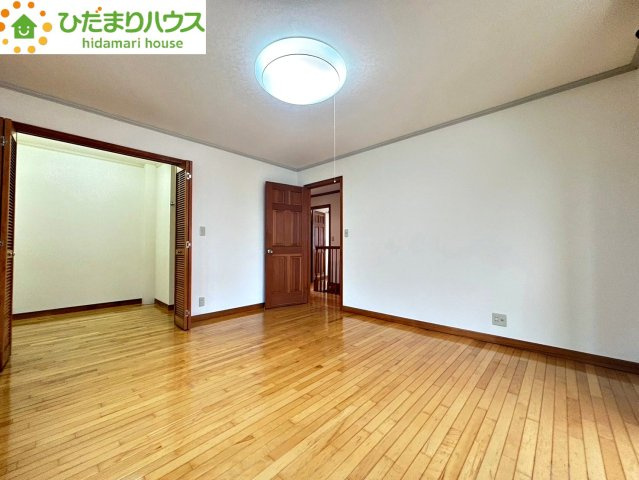 木の質感が心地よいフローリング仕様で、どんなインテリアにも合わせやすいお部屋です。大型のウォークインクローゼットが配置されているため、お洋服の出し入れや毎日のコーディネートもスムーズに行えます！