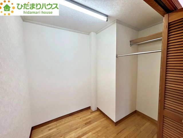 お洋服をハンガーに掛けたまま大量に収納できるウォークインクローゼットです！足元には衣装ケースを置くスペースもあり、季節物の衣類や旅行用のスーツケースなどもまとめて1か所にすっきりと片付きます♪