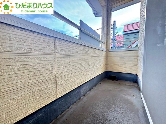 手すり壁が高めに設計されており、外からの視線を気にせずにお洗濯物が干せるバルコニーです！外側からの心地よい光がたっぷり差し込むため、厚手のシーツやタオルも短い時間でカラッと気持ちよく乾きます♪