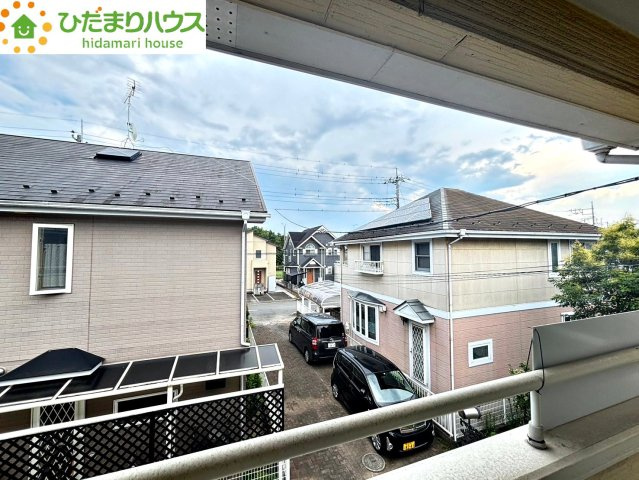 バルコニーからは周囲の穏やかな住宅街を見渡すことができます！高い建物が視界を遮らないため、心地よい風を感じながらリフレッシュできます。青空が広がる開放的な景色をお洗濯の合間に楽しめますね♪