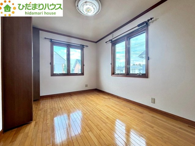 2つの窓からしっかりと光が入り込む、明るい雰囲気の2階洋室です！お部屋全体の風通しも良いため、年間を通して快適に過ごすことができます。配置しやすい四角形の間取りで、家具のレイアウトも自由自在です♪