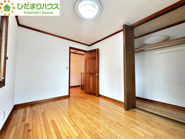 各洋室にはしっかりとした容量のクローゼットが標準装備されています！ハンガーパイプと上部棚が付いているため、丈の長いコートから小物まで効率よく整理でき、お部屋の中に余計な家具を置かずに使えます！