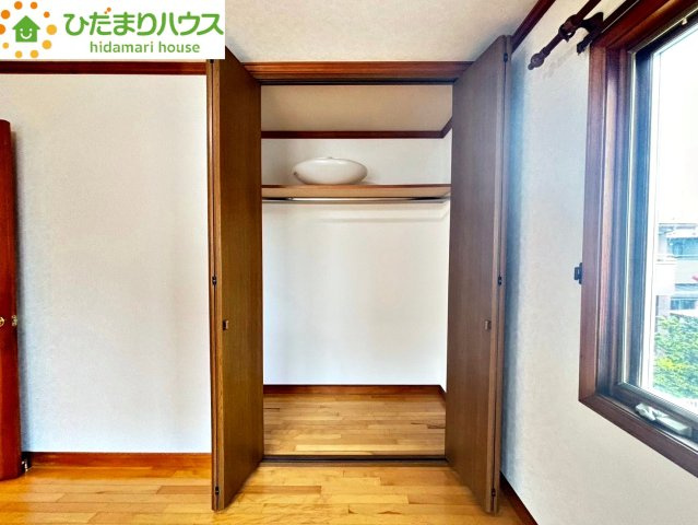 扉が大きく開くタイプのクローゼットで、中に入っている荷物が一目で確認できます！お洋服の出し入れが引っかからずにできるため、毎日の準備がスムーズです。お子様が自分で片付けをする習慣も身につきます♪