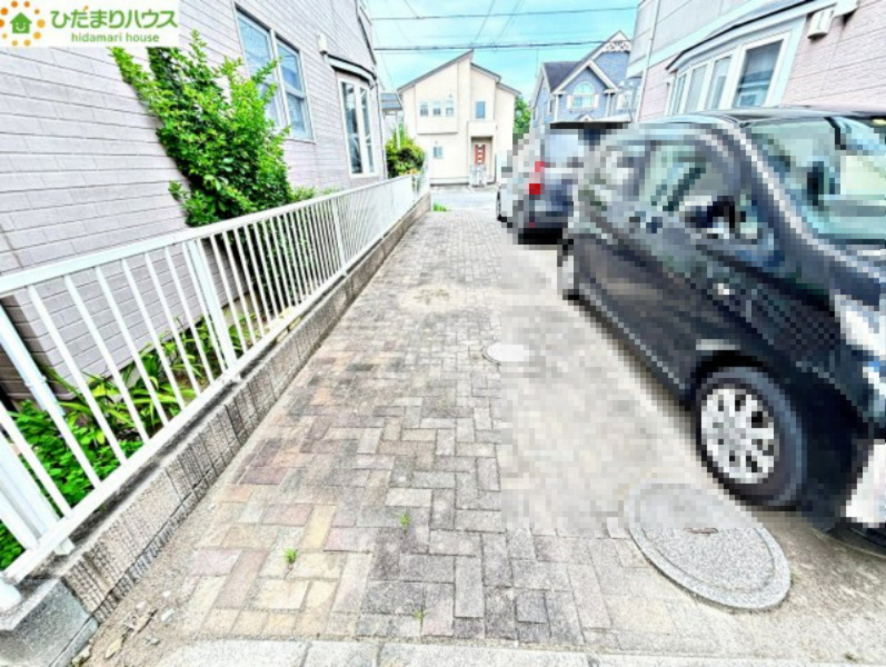 敷地内にはお車をスムーズに駐車できるスペースがございます！お買い物帰りの重たい荷物の運び出しや、チャイルドシートへのお子様の乗り降りもスペースにゆとりがあるため、毎日快適に行えますね♪