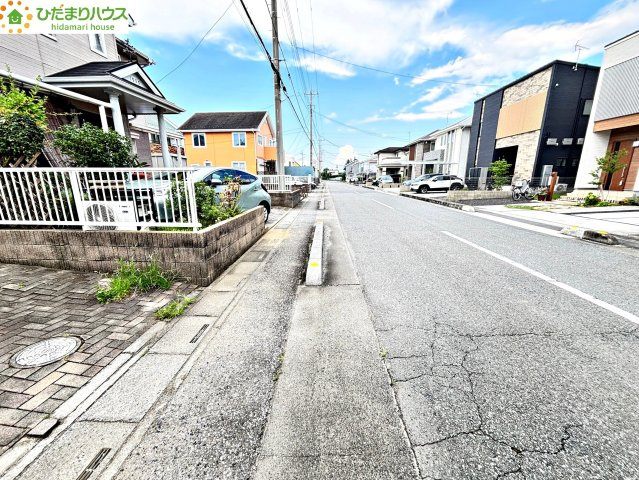 車通りが少なく落ち着いた前面道路はお子様の通学時も安心です！視界が開けているため車の出し入れが苦手な方も落ち着いて運転できます。綺麗に整備された平坦な道のりで、ベビーカーの移動もスムーズです♪
