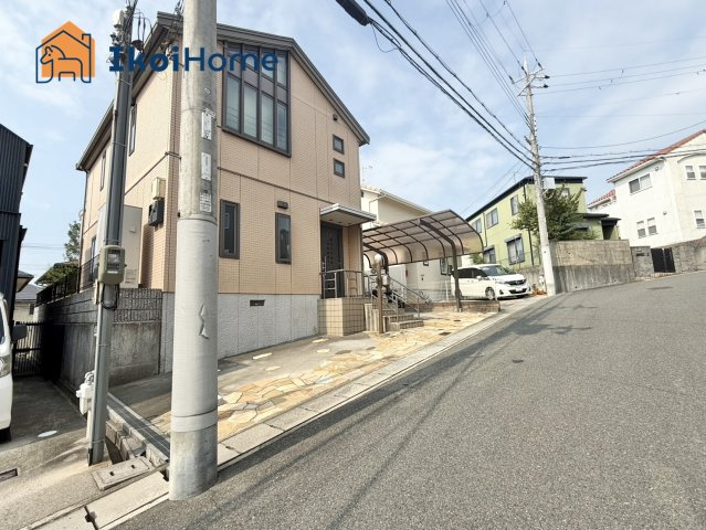 前面道路は6M幅で広々しています。駐車がし易く、車の対面のすれ違いも楽にできます。　