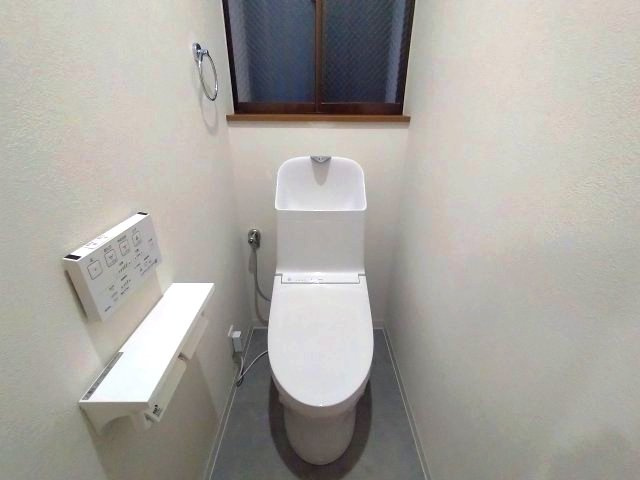 トイレも新品で清潔感があります！ペーパーホルダーが2つあるもの嬉しいポイントです！