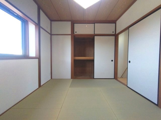 収納スペースの確保。落ち着いた雰囲気の和室は障子から柔らかい光が差し込み心が安らぎます。