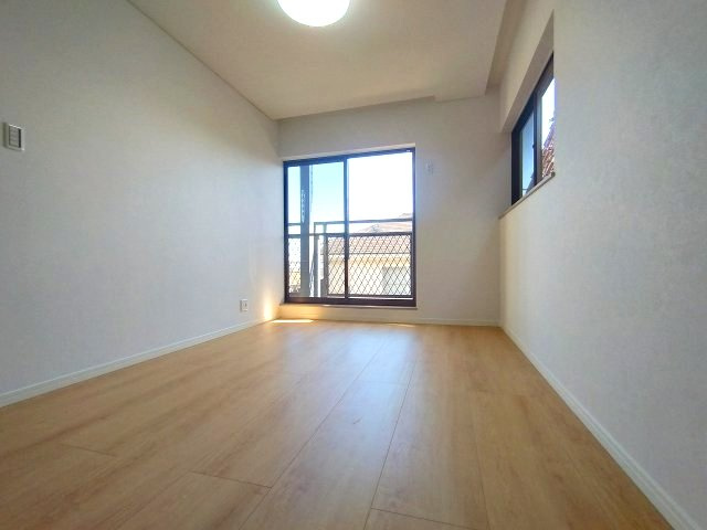 窓からの自然光が心地よく明るく落ち着いた洋室。毎日の暮らしを快適にサポートします。