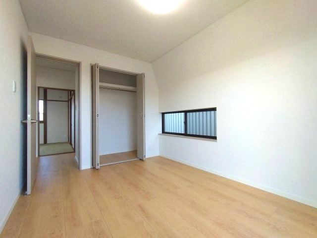 広さ6帖の洋室は居住スペースとしては十分な広さを確保しているので、お子さま用のお部屋としてもご利用できます。