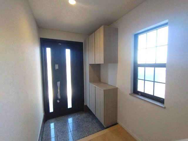 窓からの陽ざしも差し込み明るい玄関です。