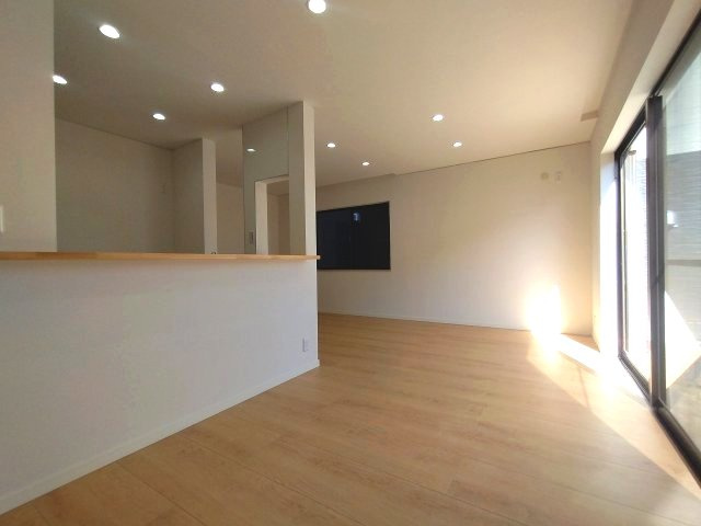 ナチュラルな木目調フローリングと白い壁が優しく落ち着いた空間を演出。家族との対話が