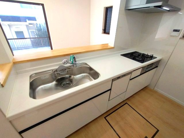 家族との対話が弾む対面キッチン！3口コンロ付なのでお料理もはかどります！