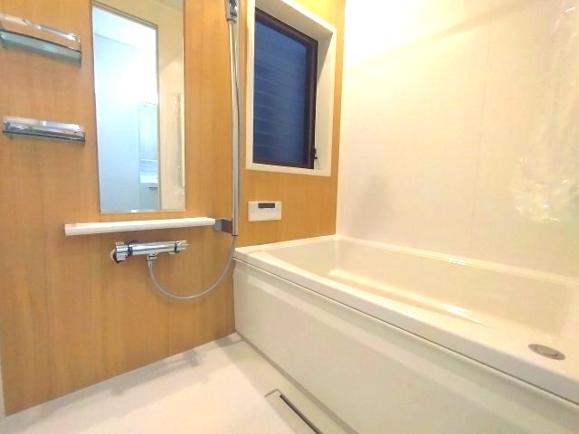 清潔感を第一に考えたシンプルながらも木目調パネルが温もりを感じさせる癒しの浴室。