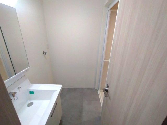 三面鏡の後ろの収納には化粧品などがしまえてスッキリ片付きます。