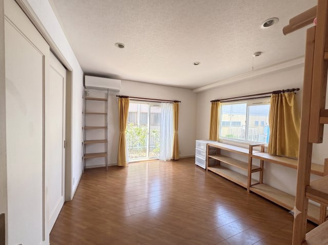 9帖の洋室、1階部分に3部屋と2階に和室一部屋の4LDKタイプ