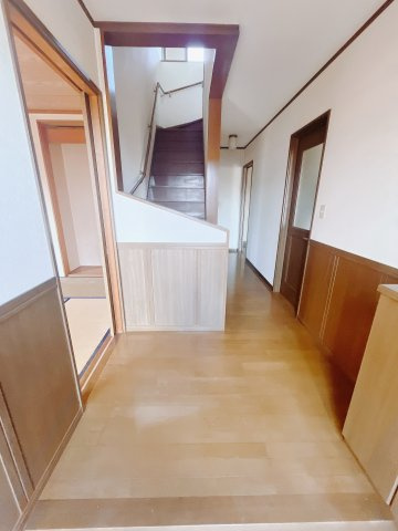 ■玄関｜毎日の「いってらっしゃい」や「お帰りなさい」を大切なご家族と過ごす玄関は〈使いやすさ〉を追求しております。玄関横の物入は急な来客時でもさっとお片付けできるスペースを確保しています。