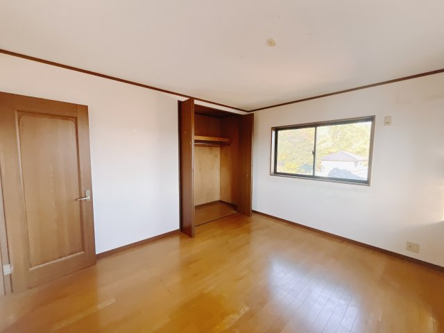 ■2階洋室｜お子様の一人部屋にピッタリな洋室。木のぬくもりを感じるフローリングは、天然木の味わいが時とともに深みを増していきます。また、傷にも強く、フリーワックスでお手入れもラクラクです♪