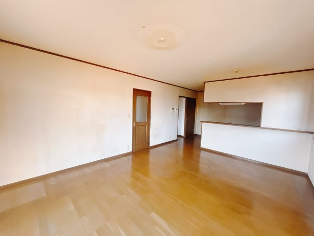 ■リビング｜木製で懐かしさのある家具やアンティーク調の小物に囲まれてレコードを流したり小説を読んだり…そんな心ときめく暮らしをしませんか？