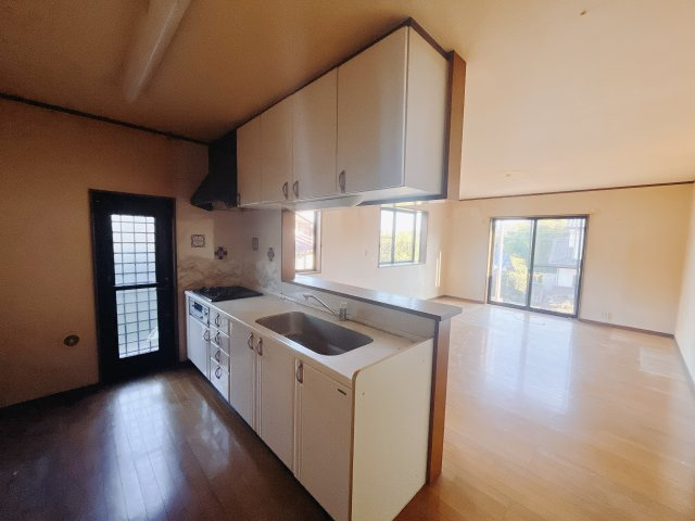 ■リビング｜キッチンからお部屋全体が見渡せる一続きの空間！お子様にも目の行き届く安心設計でお部屋のどこにいても会話が弾みます♪