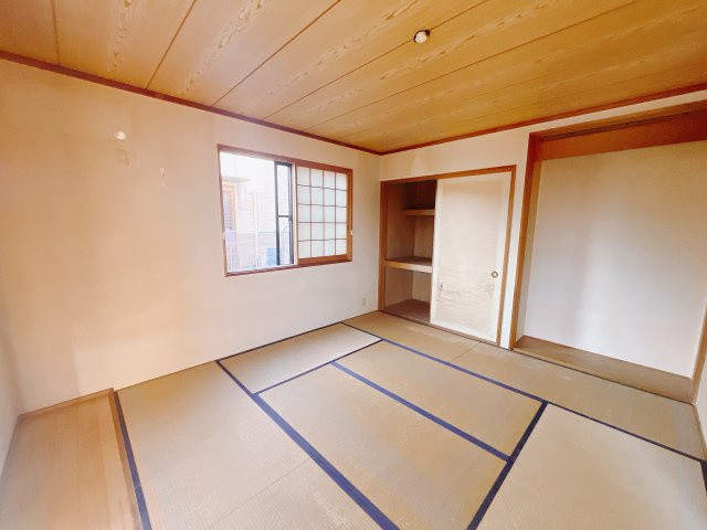 ■1階和室｜「続き間の和室」は子育て世代にこそ適しています。お子様のお昼寝スペースや、洗濯物をたたむのに便利です。客間やリビングの延長としても使えます。