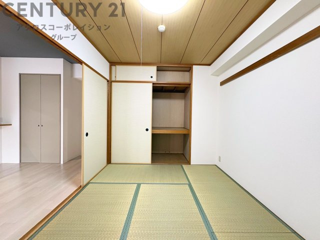 リビング横の和室スペースはリビングと続きで利用してもデザイン性のとれる洋風和室になります。やっぱり一室は欲しい和室は客間や小さなお子様の寝かせ付けなどにも便利です。　