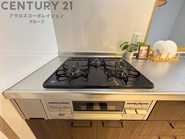 多数の調理器具を同時に使用でき、料理の効率化が可能。省エネで節約になり、様々な料理スタイルに適応できます。また、火力調整が独立しており、手入れや掃除もしやすく、今よりもっとお料理が楽しくなるかも。　
