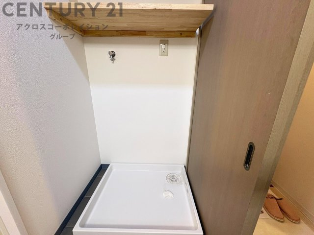 洗濯物の仕分け作業がしやすく、整理整頓が容易になります。洗濯音や湿気を他の部屋に持ち込まず、生活環境を快適に保ちます。上部を活用すれば収納スペースを確保でき洗剤や洗濯用品の整理もしやすくなります。　
