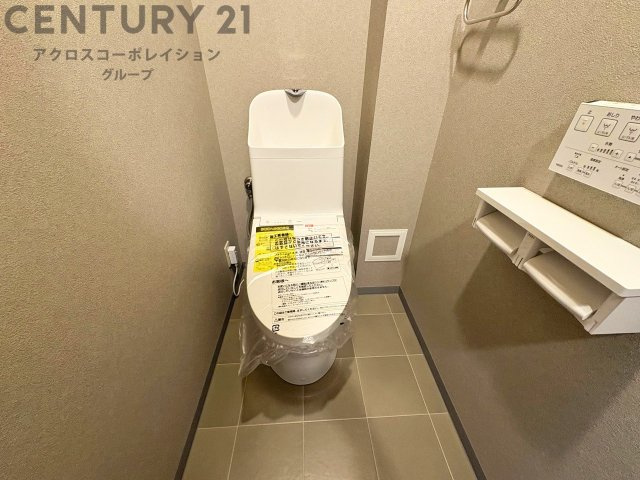温水洗浄便座付トイレは温水洗浄機能により、暖かい水でおしりを洗浄することができ、冷たい水を使う従来の便座に比べ、温水洗浄機能で暖かいトイレを提供し、快適な使用を可能にします。　