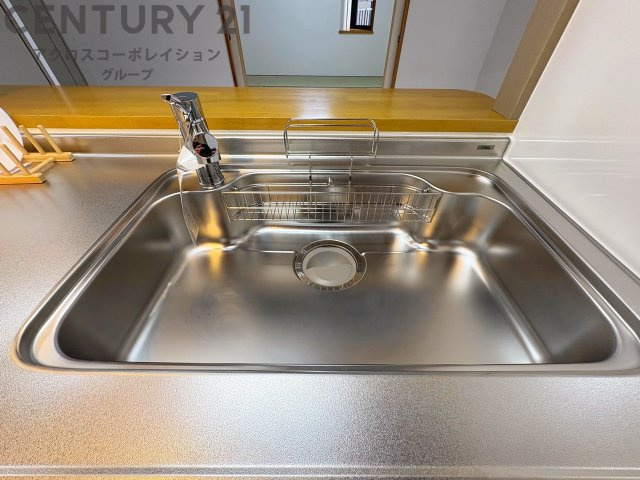 大きなシンクでお鍋などの大きな調理器具を洗う際にも便利です。　