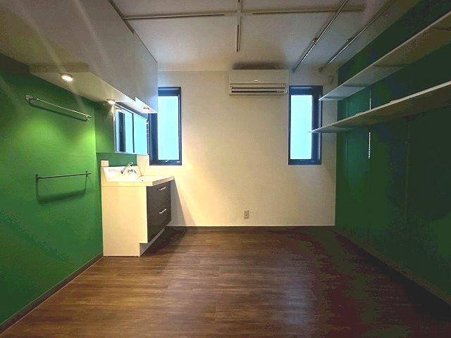 洗面台付のサービスルームです。